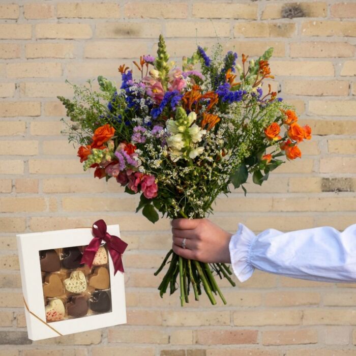 Multifarvet blomsterbuket med chokoladehjerter