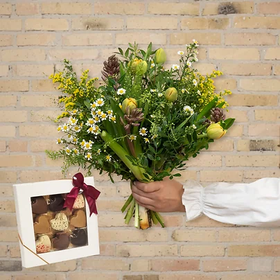 Send en smuk fødselsdagsbuket med chokoladehjerter og tulipaner