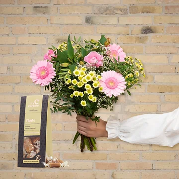 Send en smuk lys forårsbuket med flødekarameller i lyserøde og gule farver