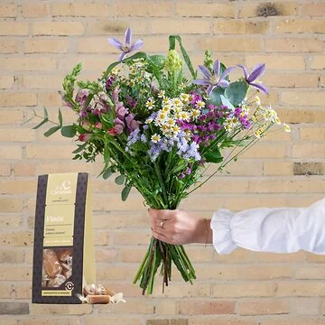 Send blomster til en fødselar, med den populære fødselsdagsbuket i lilla farver. Den indeholder bl.a løvemunde og kamilleblomster