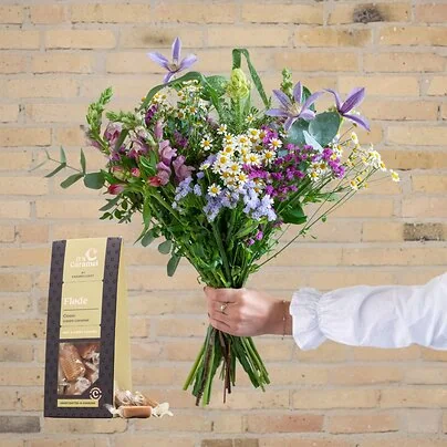 Send blomster til en fødselar, med den populære fødselsdagsbuket i lilla farver. Den indeholder bl.a løvemunde og kamilleblomster
