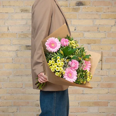 Send en lys forårsbuket med smukke store gerbera, limonium og inkaliljer