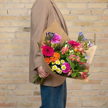 Send en smuk vild multifarvet buket der bringer liv i hjemmet. Med gerbera, roser, inkaliljer. 