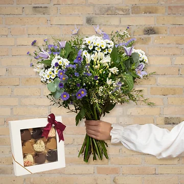 Send en smuk tak for dig blomsterbuket med chokoladehjerter i lilla farver