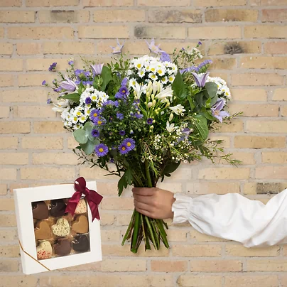 Send en smuk tak for dig blomsterbuket med chokoladehjerter i lilla farver