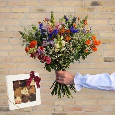 Multifarvet blomsterbuket med chokoladehjerter